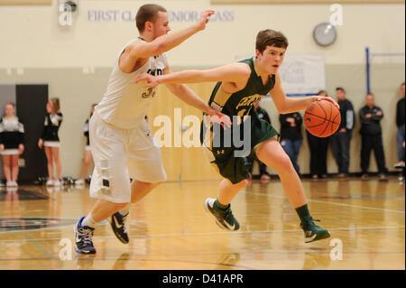 28. Februar 2013: Jahrhunderts Guard Kevin Steadman (14) Schlachten Oakdale Kevin Heine (33) während der Advanceing den Ball durch das Gericht in Maryland state 2A West regionale Viertel Finale jungen Basketball-Playoffs. Das Oakdale Team besiegte Jahrhunderts 50-36, zu gelangen. Stockfoto