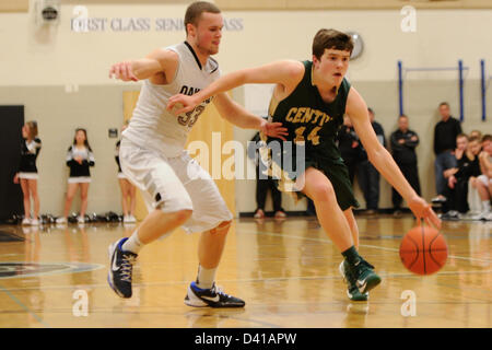 28. Februar 2013: Jahrhunderts Guard Kevin Steadman (14) Schlachten Oakdale Kevin Heine (33) während der Advanceing den Ball durch das Gericht in Maryland state 2A West regionale Viertel Finale jungen Basketball-Playoffs. Das Oakdale Team besiegte Jahrhunderts 50-36, zu gelangen. Stockfoto