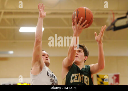 28. Februar 2013: Jahrhunderts Guard Kevin Steadman (14) Schlachten Oakdale Kevin Heine (33) während der Advanceing den Ball durch das Gericht in Maryland state 2A West regionale Viertel Finale jungen Basketball-Playoffs. Das Oakdale Team besiegte Jahrhunderts 50-36, zu gelangen. Stockfoto