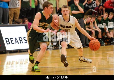 28. Februar 2013: Oakdales Wache Clay Connor (10) fördert den Ball nach unten Gericht während Maryland Zustand 2A West regionale Viertel Finale jungen Basketball Playoffs. Das Oakdale Team besiegte Jahrhunderts 50-36, zu gelangen. Stockfoto