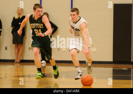 28. Februar 2013: Oakdales Wache Clay Connor (10) Schlachten Jahrhundert Billy Dickman (21) in Maryland state 2A West regionale Viertel Finale jungen Basketball-Playoffs. Das Oakdale Team besiegte Jahrhunderts 50-36, zu gelangen. Stockfoto