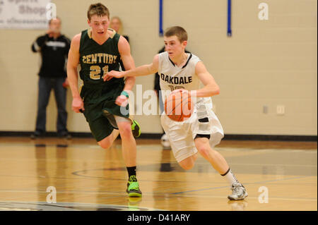 28. Februar 2013: Oakdales Wache Clay Connor (10) Schlachten Jahrhundert Billy Dickman (21) in Maryland state 2A West regionale Viertel Finale jungen Basketball-Playoffs. Das Oakdale Team besiegte Jahrhunderts 50-36, zu gelangen. Stockfoto