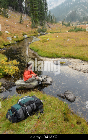 Wanderer mit einem Wasserfilter in Oregon Wallowa Mountains. Stockfoto