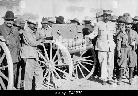 Pancho Villa mit Pistole und Soldaten, um 1915 Stockfoto