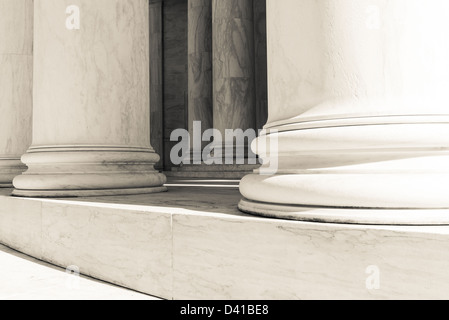 Säulen und Treppen in schwarz und weiß Stockfoto