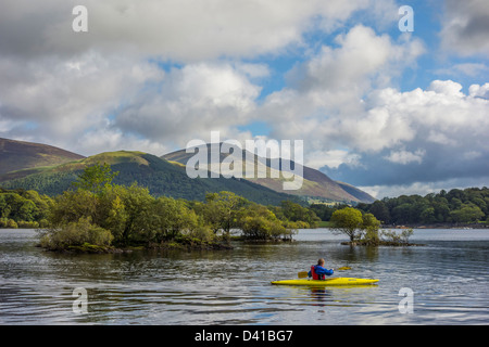 Kanufahren auf Derwent Wasser, Seenplatte, Cumbria. Stockfoto