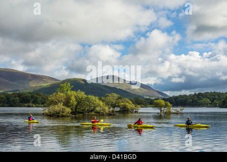 Kanufahren auf Derwent Wasser, Seenplatte, Cumbria. Stockfoto