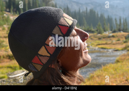 Frau, genießen Sie die Sonne auf eine Rucksack-Reise in Oregon Wallowa Mountains. Stockfoto