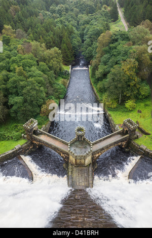 Der Staudamm am Narbe Haus Stausee im Tal Nidd, North Yorkshire. Stockfoto