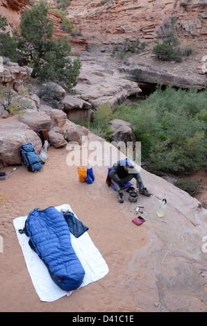 Kochen auf einem Campingplatz auf einem Sandstein Sims auf eine Rucksack-Reise im südlichen Utah. Stockfoto