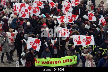 Rostock, Deutschland, 28. Februar 2013. Lehrer aus 121 Schulen streiken für bessere Bezahlung in der Stadt und Region Rostock. Sie folgte einem Ruf für Streik der Gewerkschaft für Erziehung und Wissenschaft (GEW) und markierte das Ende der Warnung Streiks mehrtägigen. Die Gewerkschaft erfordert einen Erhöhung der kollektiven Löhne um 6,5 Prozent sowie die Tarifliche Gruppierung und den Unterhalt der Vergangenheit verlassen Regelungen. Foto: Bernd Wüstneck/Dpa/Alamy Live News Stockfoto