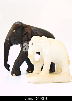 Aus Holz und Marmor Elefant Puppen isoliert auf weiss, Kunsthandwerk aus dem Norden von Thailand Stockfoto