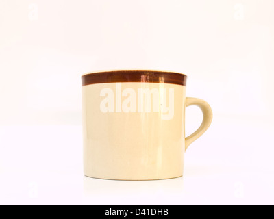 Eine braune Keramik Tasse isoliert auf weißem Hintergrund Stockfoto