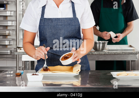 Koch bereitet Schokolade Roll Stockfoto