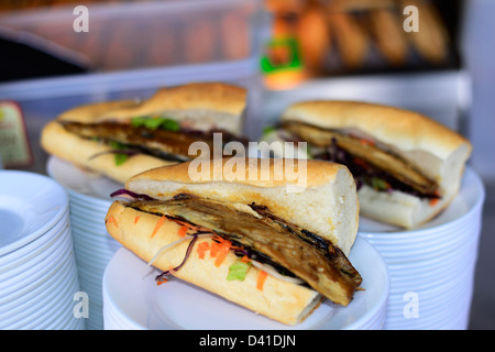 Beliebten Fischbrötchen serviert unter der Galata-Brücke in Istanbul. Stockfoto
