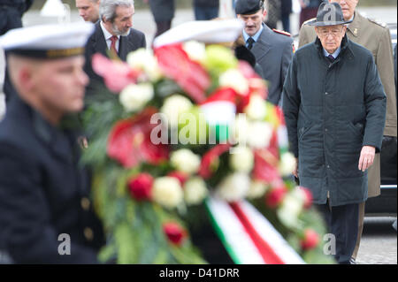 Berlin, Deutschland. 1. März 2013. Der italienische Staatspräsident Giorgio Napolitano (FRONT-R) legt einen Kranz an der nationalen zentralen Gedenkstätte für die Opfer von Krieg und Diktatur in der neuen Wache in Berlin. Foto: MAURIZIO GAMBARINI/Dpa/Alamy Live News Stockfoto