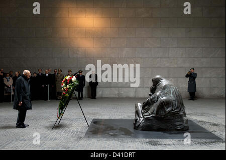 Berlin, Deutschland. 1. März 2013. Der italienische Staatspräsident Giorgio Napolitano (FRONT-L) legt einen Kranz an der nationalen zentralen Gedenkstätte für die Opfer von Krieg und Diktatur in der neuen Wache in Berlin. Foto: MAURIZIO GAMBARINI/Dpa/Alamy Live News Stockfoto