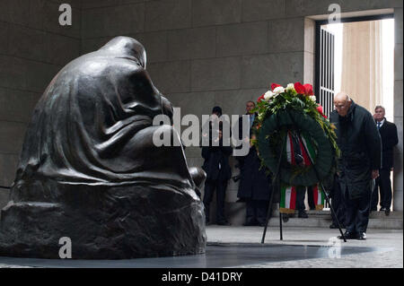 Berlin, Deutschland. 1. März 2013. Der italienische Staatspräsident Giorgio Napolitano (FRONT-R) legt einen Kranz an der nationalen zentralen Gedenkstätte für die Opfer von Krieg und Diktatur in der neuen Wache in Berlin. Foto: MAURIZIO GAMBARINI/Dpa/Alamy Live News Stockfoto