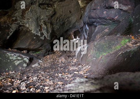 Eine Höhle auf Rowtor Felsen, Birchover, Derbyshire, UK Stockfoto