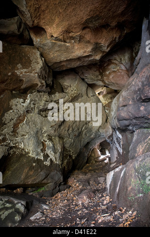 Eine Höhle auf Rowtor Felsen, Birchover, Derbyshire, UK Stockfoto