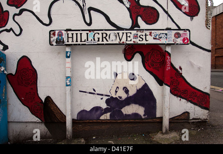 Graffiti von einem Panda an der Seite eines Hauses im Hillgrove Street in der Nähe von Stokes CroftBristol Stockfoto