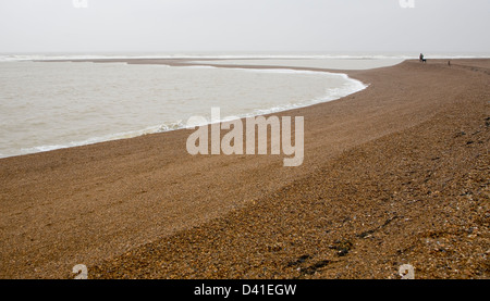 Temporäre Schindel spucken senkrecht zur Küste gebildet durch starke Südwinde, Shingle Street, Suffolk, England Stockfoto