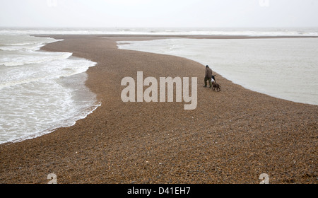 Temporäre Schindel spucken senkrecht zur Küste gebildet durch starke Südwinde, Shingle Street, Suffolk, England Stockfoto