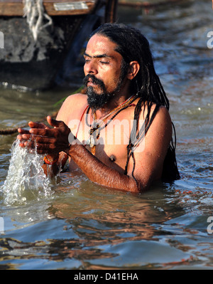 Ein Sadhu (Hindu trägt) betet, wie in der Sangam oder Zusammenfluss der Yamuna, Ganges und mythischen Saraswati Flüssen Baden Stockfoto