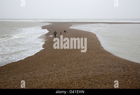 Temporäre Schindel spucken senkrecht zur Küste gebildet durch starke Südwinde, Shingle Street, Suffolk, England Stockfoto