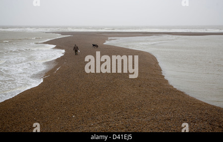 Temporäre Schindel spucken senkrecht zur Küste gebildet durch starke Südwinde, Shingle Street, Suffolk, England Stockfoto