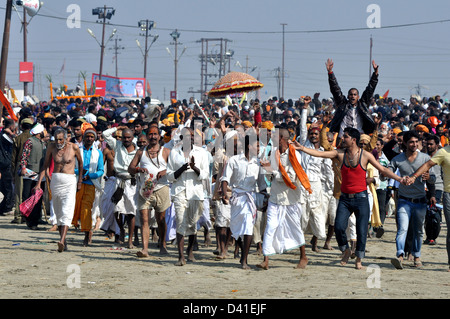 Hindu Anhänger innen laufen gelassen um zu nehmen, in den Gewässern des heiligen Flusses Ganges tagsüber günstig Baden Baden. Stockfoto