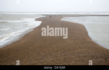 Temporäre Schindel spucken senkrecht zur Küste gebildet durch starke Südwinde, Shingle Street, Suffolk, England Stockfoto