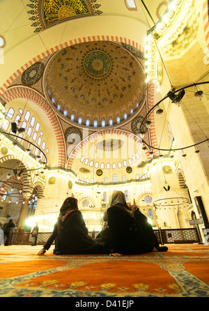 Muslimische Frauen bewundern die Schönheit der Süleymaniye-Moschee in Istanbul. Stockfoto