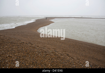 Temporäre Schindel spucken senkrecht zur Küste gebildet durch starke Südwinde, Shingle Street, Suffolk, England Stockfoto