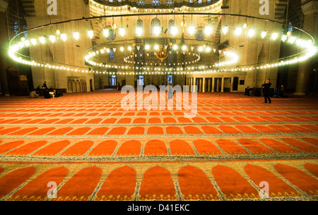 Schöne Teppiche und riesige Kronleuchter schmücken die Süleymaniye-Moschee in Istanbul. Stockfoto