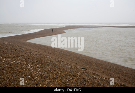 Temporäre Schindel spucken senkrecht zur Küste gebildet durch starke Südwinde, Shingle Street, Suffolk, England Stockfoto