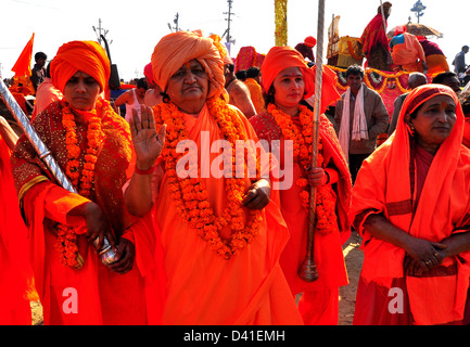 Weibliche Sadhus (hinduistische Holywomen) ankommen um Shahi Snan (royal Bath) am Ufer der Sangam Zusammenfluss des Flusses Ganges zu nehmen, Stockfoto