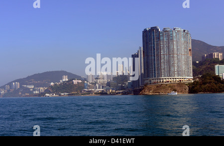 Hong Kong Wohnanlage Bel-Air und Cyberport im Hintergrund wie aus dem East Lamma Channel zu sehen. Stockfoto