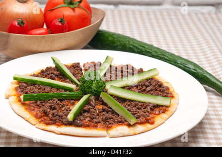 frisch gebackene Pizza türkische Rindfleisch mit Gurke obenauf Stockfoto