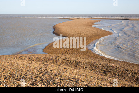 Temporäre Schindel spucken senkrecht zur Küste gebildet durch starke Südwinde, Shingle Street, Suffolk, England Stockfoto