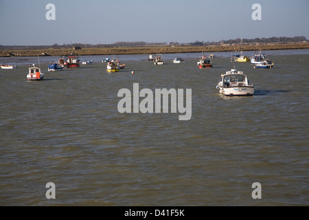 Boote an Liegeplätzen an der Mündung des River Deben, Fähre von Felixstowe, Suffolk, England Stockfoto