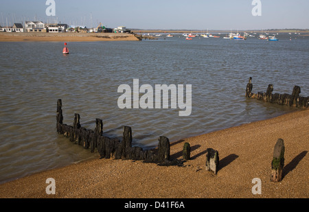 Boote an Liegeplätzen an der Mündung des River Deben, Fähre von Felixstowe, Suffolk, England Stockfoto