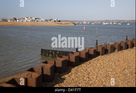 Boote an Liegeplätzen an der Mündung des River Deben, Fähre von Felixstowe, Suffolk, England Stockfoto