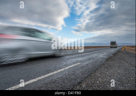 Autos auf offener Straße in Island mit Motion blur. Stockfoto