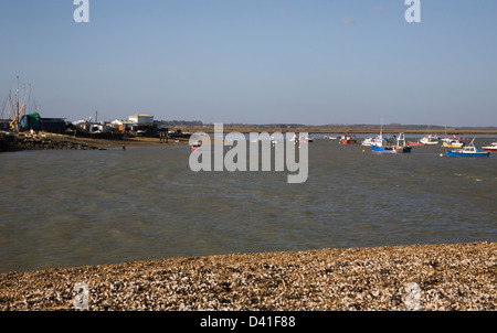 Boote an Liegeplätzen an der Mündung des River Deben, Fähre von Felixstowe, Suffolk, England Stockfoto