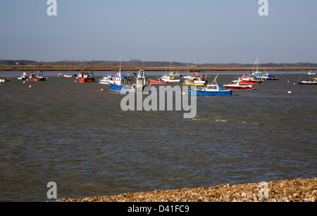 Boote an Liegeplätzen an der Mündung des River Deben, Fähre von Felixstowe, Suffolk, England Stockfoto