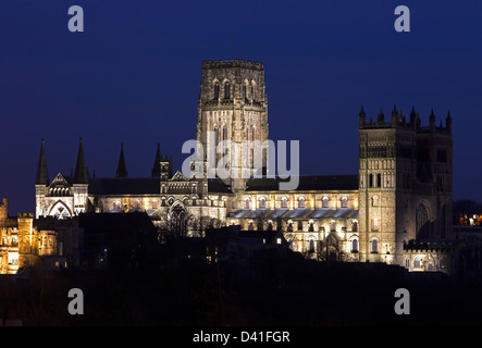 Blick auf Durham Kathedrale beleuchtet in der Nacht, wie von einer erhöhten Position am Durham Bahnhof gesehen Stockfoto