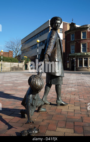 Mutter und Kind Skulptur Wahrzeichen des 21. Jahrhunderts für Blackburn in Cardwell Ort, Pennine Lancashire, UK Stockfoto