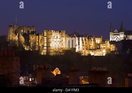 Eine Ansicht von Durham Castle beleuchtet in der Nacht vom Durham Bahnhof in Durham City aus gesehen Stockfoto