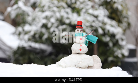 Schneemann-Miniatur in einer verschneiten Winterlandschaft Stockfoto